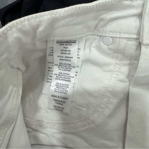 Good American BOMBSHELL SHORTS GBS046T WHITE025 Size 00/24 Inseam 3 1/2 inches - Picture 8 of 9